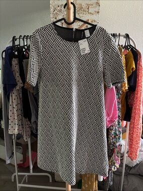 H&M Black and White Geometric Short-Sleeve Shift Dress